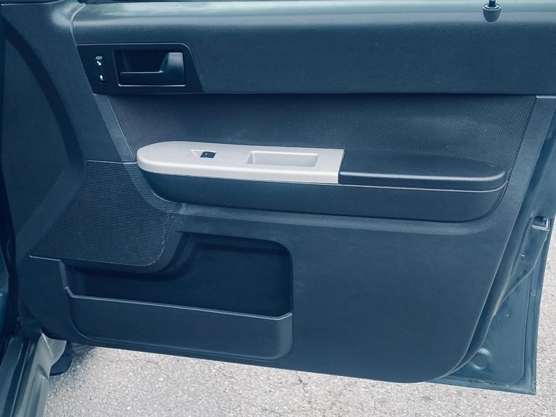 Ford Escape Vehicle Full-screen Gallery Image 18
