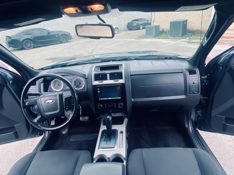 Ford Escape Vehicle Full-screen Gallery Image 21
