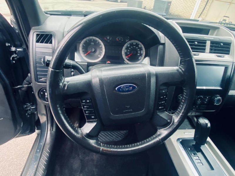 Ford Escape Vehicle Full-screen Gallery Image 22