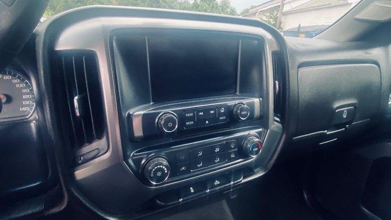 Chevrolet Silverado 1500 Vehicle Full-screen Gallery Image 24