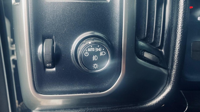 Chevrolet Silverado 1500 Vehicle Full-screen Gallery Image 24