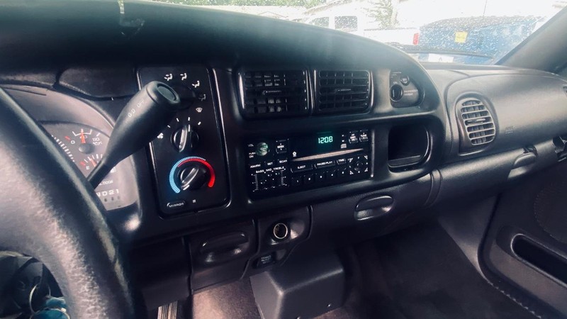 Dodge Ram 1500 Vehicle Full-screen Gallery Image 23