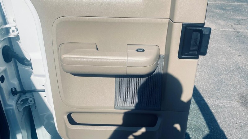 Ford F-150 Vehicle Full-screen Gallery Image 16