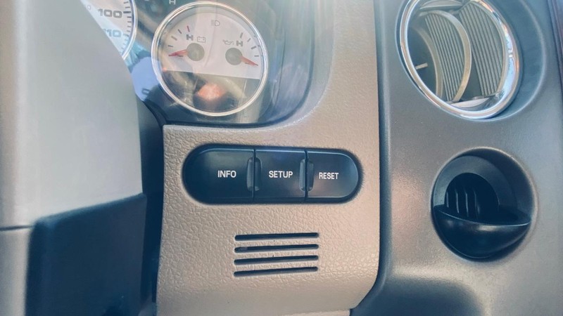 Ford F-150 Vehicle Full-screen Gallery Image 24