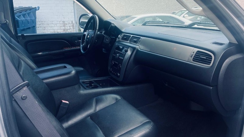 Chevrolet Silverado 1500 Vehicle Full-screen Gallery Image 17