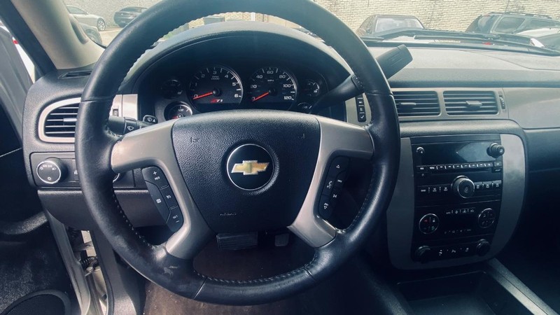 Chevrolet Silverado 1500 Vehicle Full-screen Gallery Image 18