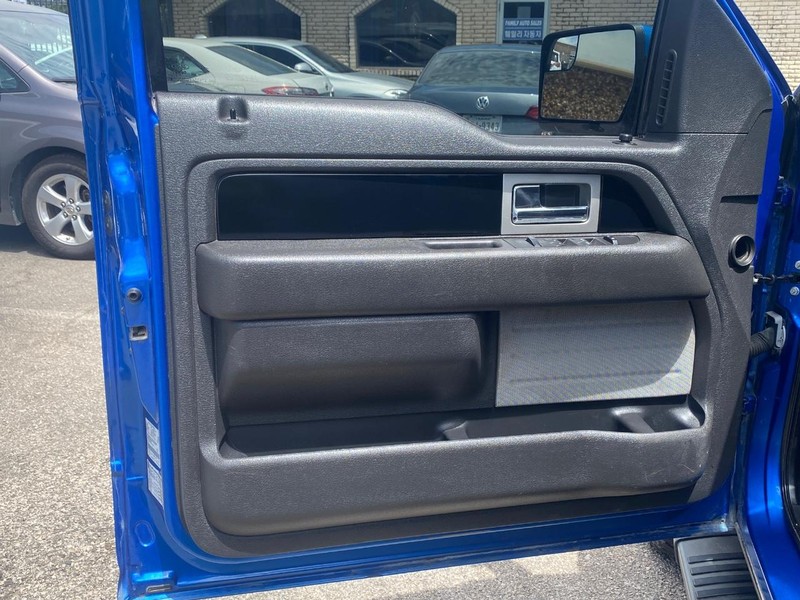 Ford F-150 Vehicle Full-screen Gallery Image 12