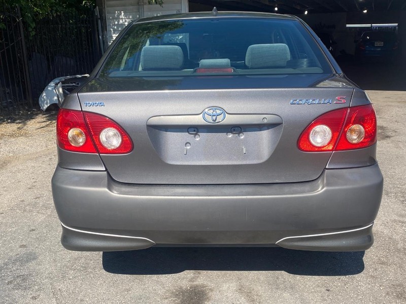Toyota Corolla Vehicle Full-screen Gallery Image 04