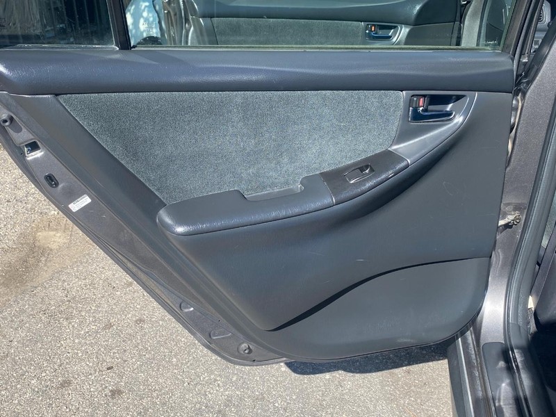 Toyota Corolla Vehicle Full-screen Gallery Image 13