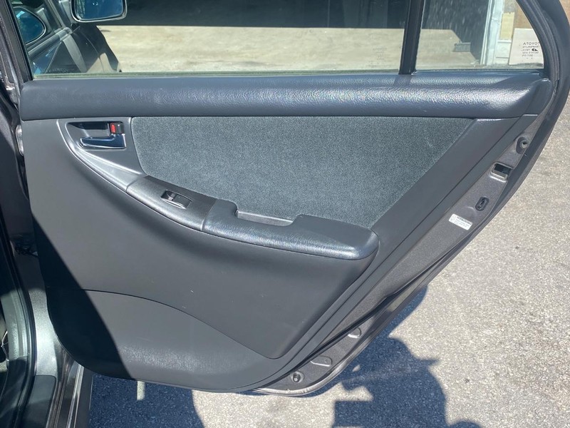 Toyota Corolla Vehicle Full-screen Gallery Image 14