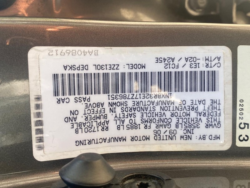 Toyota Corolla Vehicle Full-screen Gallery Image 23