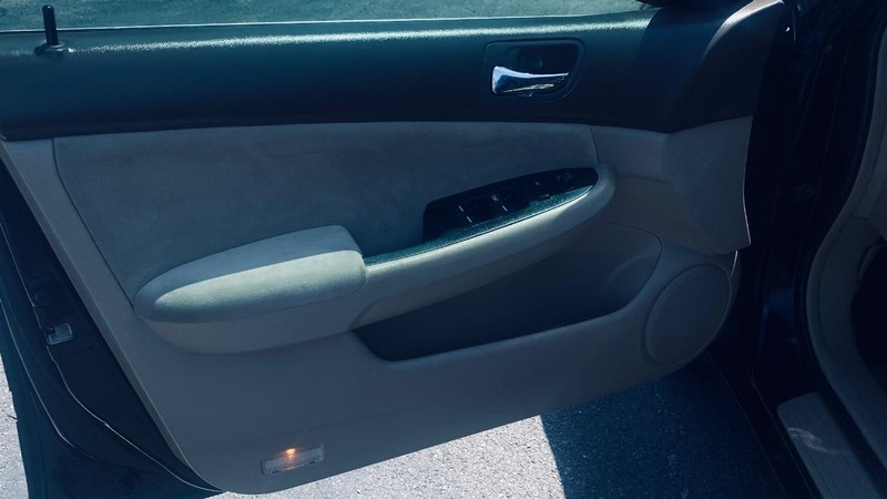 Honda Accord Sedan Vehicle Full-screen Gallery Image 11