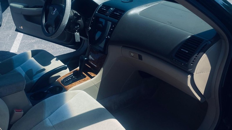 Honda Accord Sedan Vehicle Full-screen Gallery Image 21