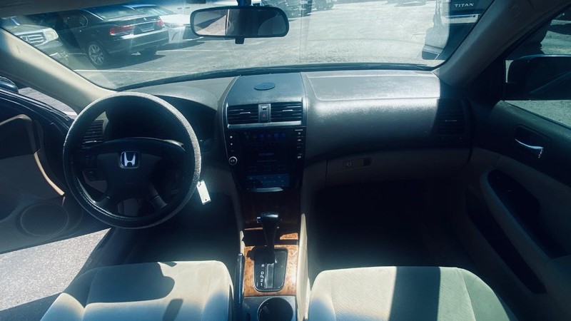 Honda Accord Sedan Vehicle Full-screen Gallery Image 22