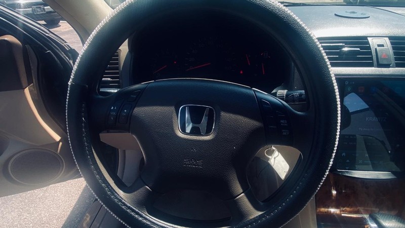 Honda Accord Sedan Vehicle Full-screen Gallery Image 23
