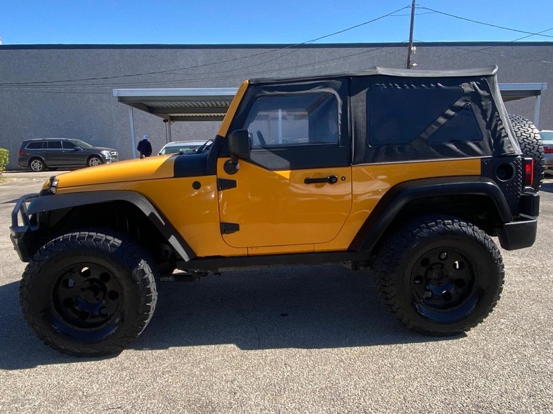 Jeep Wrangler Vehicle Full-screen Gallery Image 03