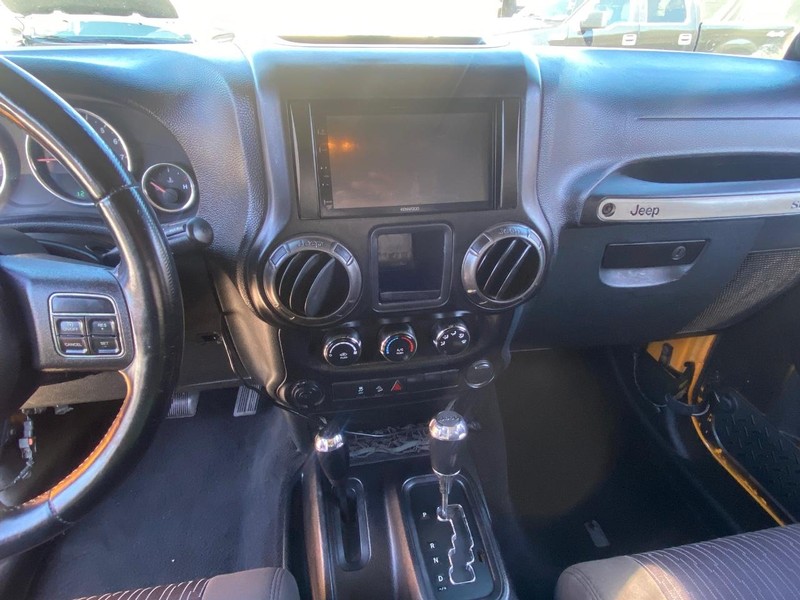 Jeep Wrangler Vehicle Full-screen Gallery Image 17