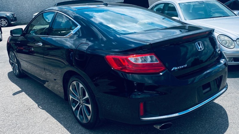 Honda Accord Coupe Vehicle Full-screen Gallery Image 03