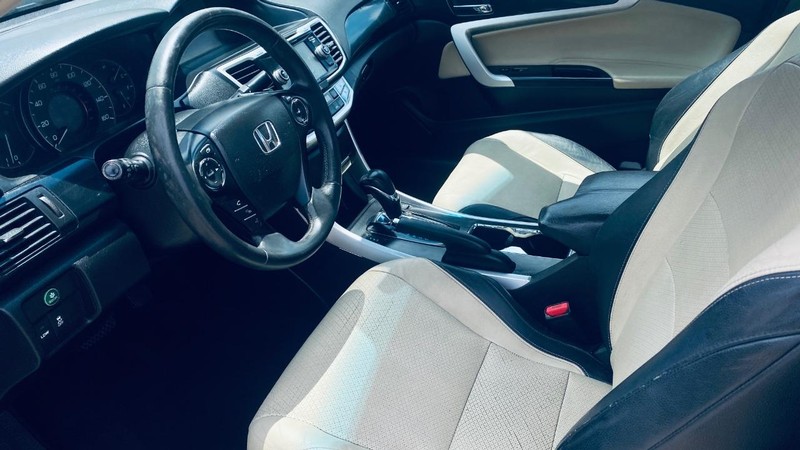 Honda Accord Coupe Vehicle Full-screen Gallery Image 12