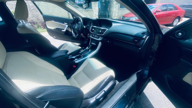 Honda Accord Coupe Vehicle Full-screen Gallery Image 16