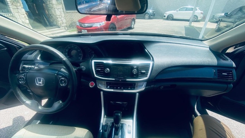 Honda Accord Coupe Vehicle Full-screen Gallery Image 17