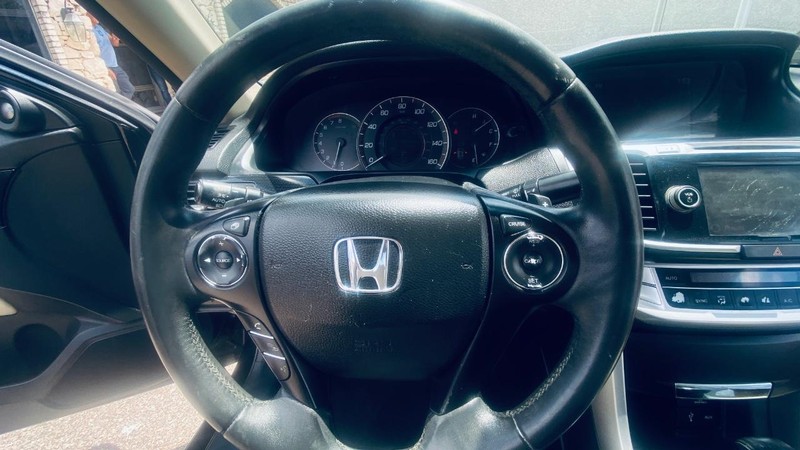 Honda Accord Coupe Vehicle Full-screen Gallery Image 18