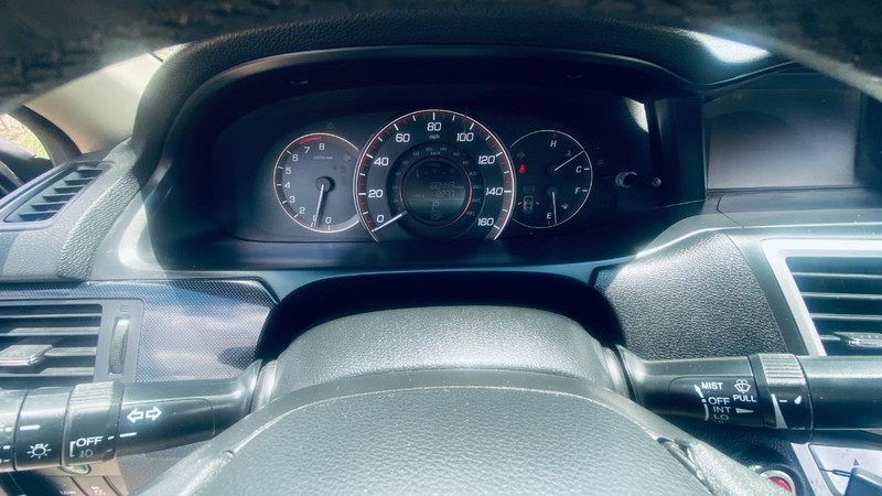Honda Accord Coupe Vehicle Full-screen Gallery Image 19