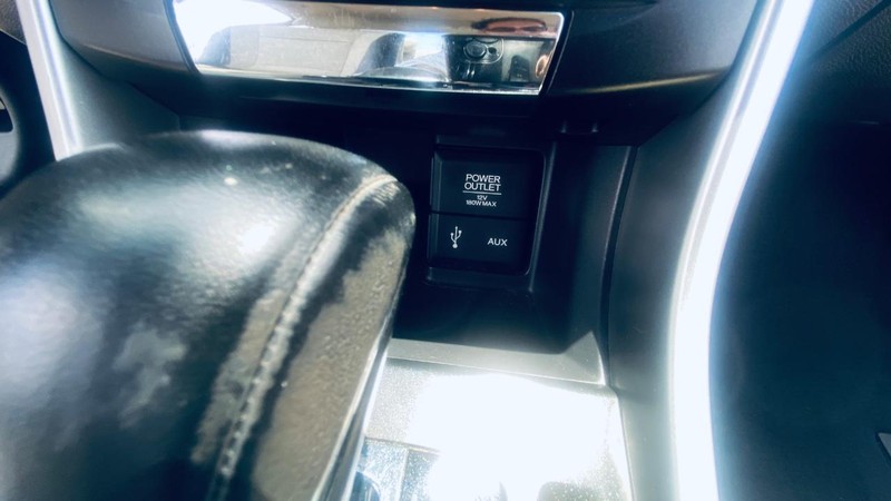 Honda Accord Coupe Vehicle Full-screen Gallery Image 22
