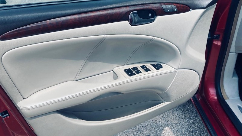 Buick Lucerne Vehicle Full-screen Gallery Image 11
