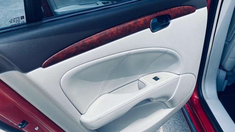 Buick Lucerne Vehicle Full-screen Gallery Image 13