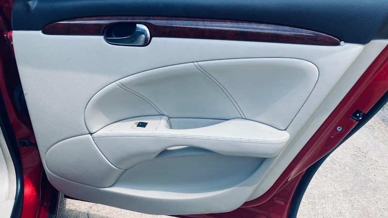 Buick Lucerne Vehicle Full-screen Gallery Image 16