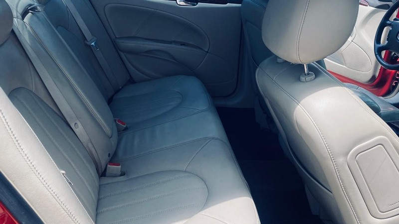 Buick Lucerne Vehicle Full-screen Gallery Image 17