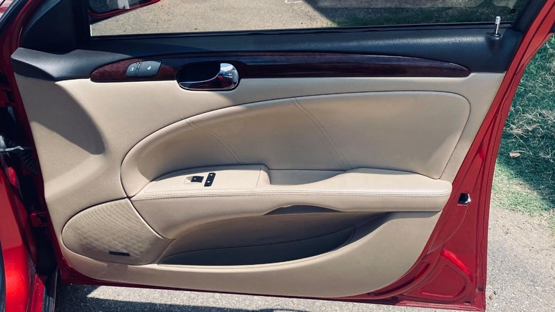 Buick Lucerne Vehicle Full-screen Gallery Image 18