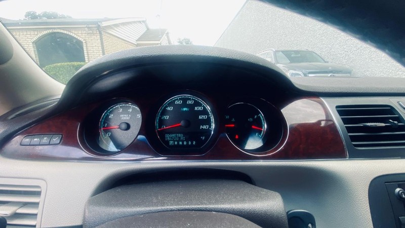 Buick Lucerne Vehicle Full-screen Gallery Image 22