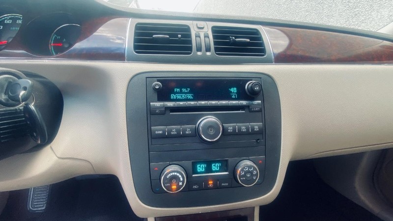 Buick Lucerne Vehicle Full-screen Gallery Image 24