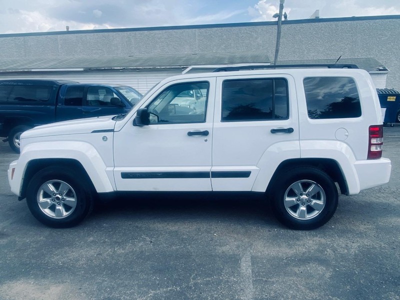 Jeep Liberty Vehicle Full-screen Gallery Image 02