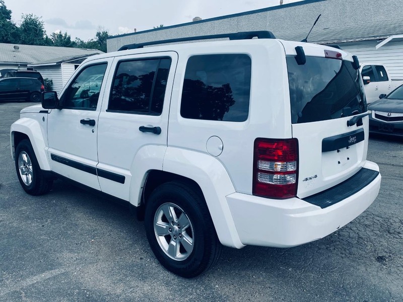 Jeep Liberty Vehicle Full-screen Gallery Image 03