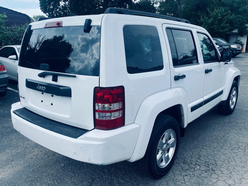 Jeep Liberty Vehicle Full-screen Gallery Image 06