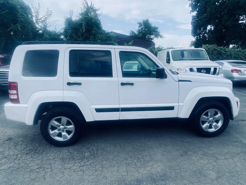 Jeep Liberty Vehicle Full-screen Gallery Image 07