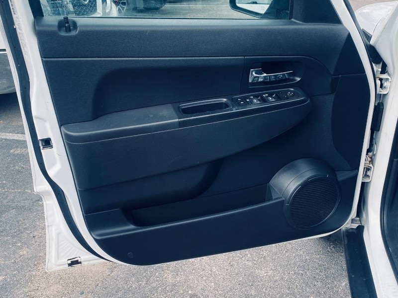 Jeep Liberty Vehicle Full-screen Gallery Image 11