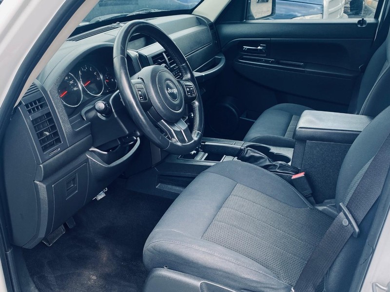 Jeep Liberty Vehicle Full-screen Gallery Image 12