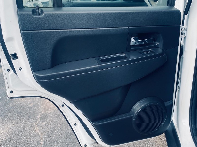 Jeep Liberty Vehicle Full-screen Gallery Image 13