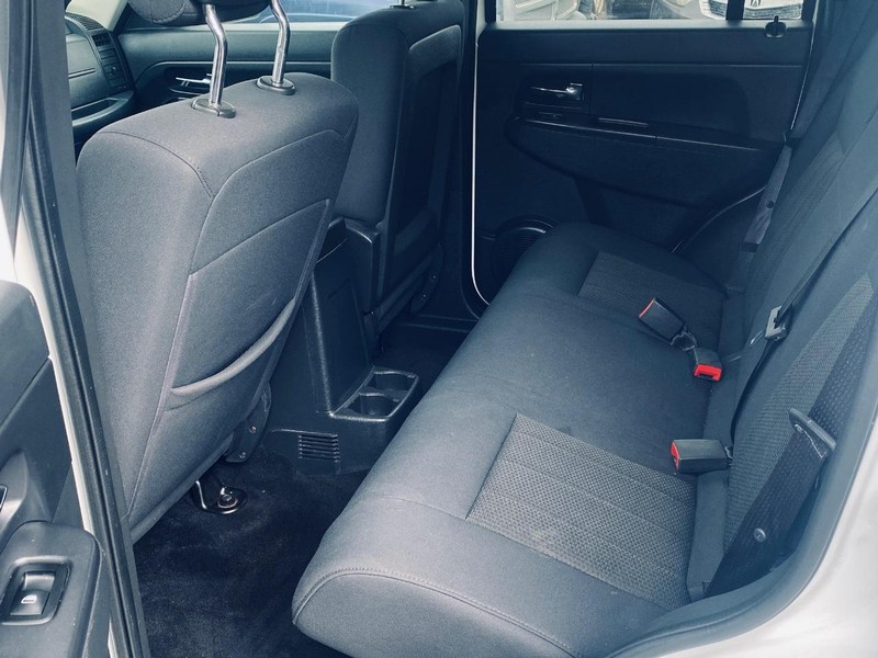 Jeep Liberty Vehicle Full-screen Gallery Image 14