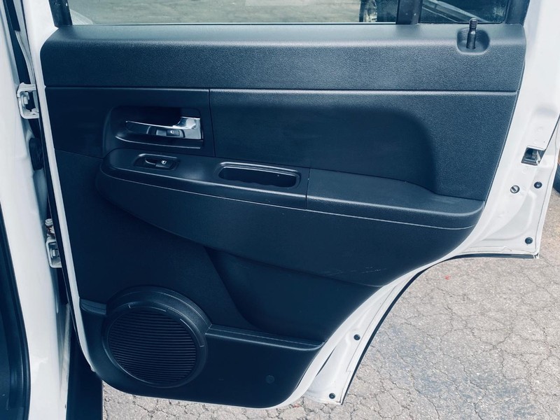 Jeep Liberty Vehicle Full-screen Gallery Image 16