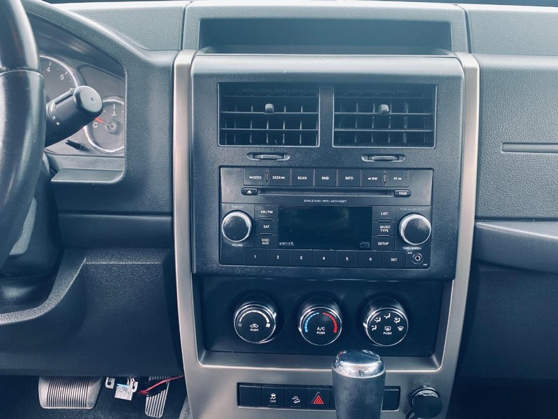 Jeep Liberty Vehicle Full-screen Gallery Image 18