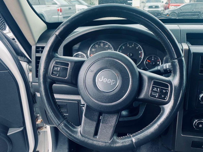 Jeep Liberty Vehicle Full-screen Gallery Image 19
