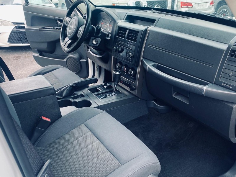 Jeep Liberty Vehicle Full-screen Gallery Image 21