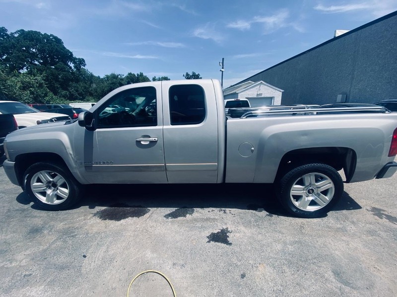 Chevrolet Silverado 1500 Vehicle Full-screen Gallery Image 02