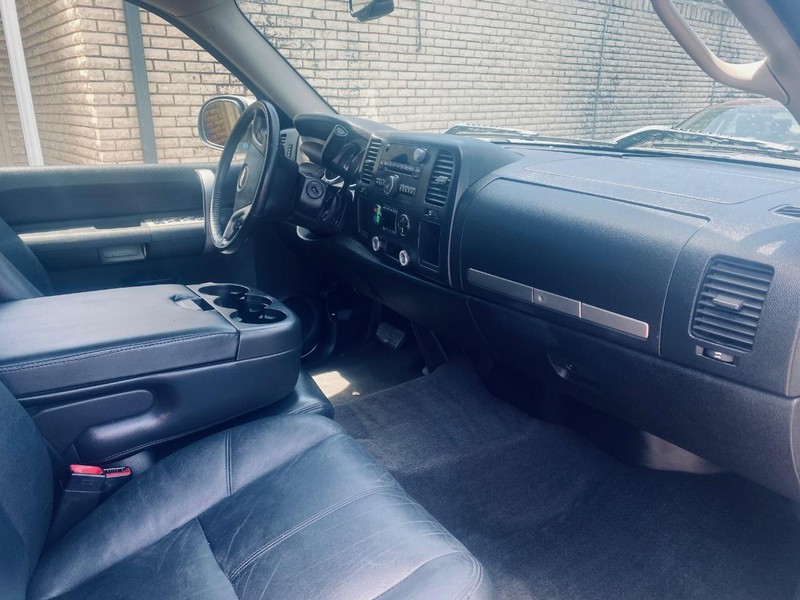 Chevrolet Silverado 1500 Vehicle Full-screen Gallery Image 17