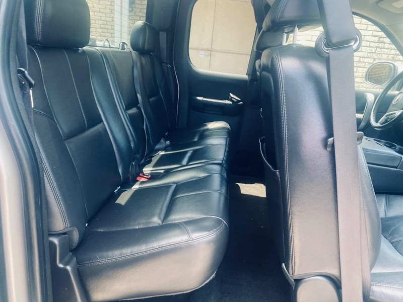 Chevrolet Silverado 1500 Vehicle Full-screen Gallery Image 18